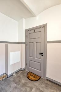 Stylish Riga Flat with Heated Floors and Private Parking