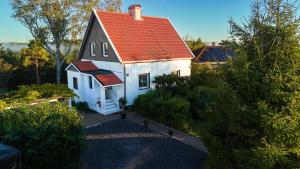 Bright 4BR Hilltop Villa Close to Gothenburg City