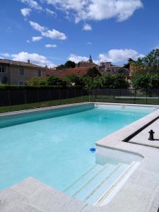 Vaste villa , piscine , garage pour vélos et motos , grand parking