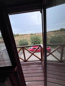 Деревяний будиночок з банею