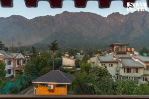 StayVista at Emaarat Chalet with BBQ & Bonfire