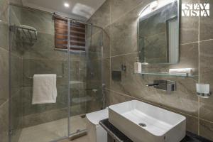 StayVista at Emaarat Chalet with BBQ & Bonfire