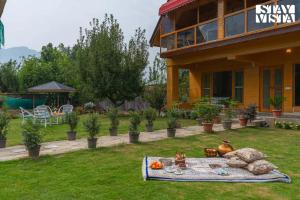 StayVista at Emaarat Chalet with BBQ & Bonfire