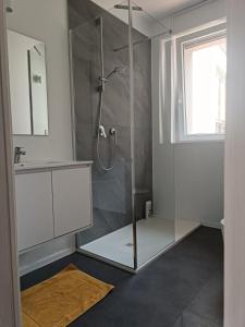 Bright and private apartment with yard