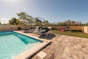 Holiday House Laetitia with pool