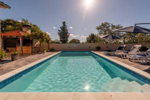 Holiday House Laetitia with pool