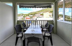 Beautiful Apartment In Duce With House Sea View