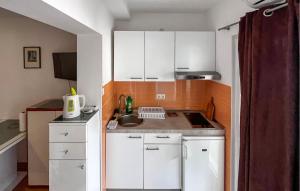 Beautiful Apartment In Duce With House Sea View 