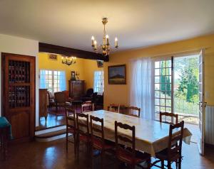 Vaste villa , piscine , garage pour vélos et motos , grand parking