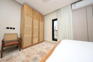 Elegant 1BR Prime Spot Self-Entry 17