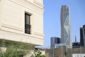 Elegant 1BR Prime Spot Self-Entry 17