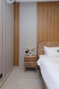 Elegant 1BR Prime Spot Self-Entry 17