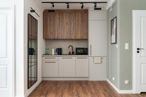 Krasiński Garden Elegant Apartment by BookingHost