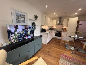 Stylish One Bed With Parking by Accommodation Windsor