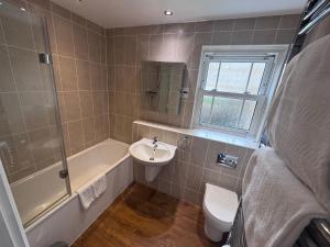 Stylish One Bed With Parking by Accommodation Windsor