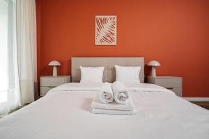 Amber & Wood 5 min to Old Town Parking River View & Balcony by UniqueRent