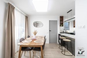 KozyGuru | Rozelle | Sunny Brick Gem + Parking