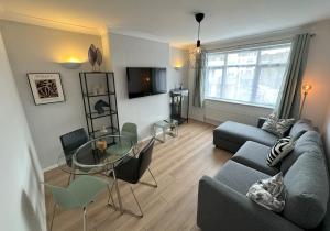 2-Bed Flat in Northwood Hills - Free Parking