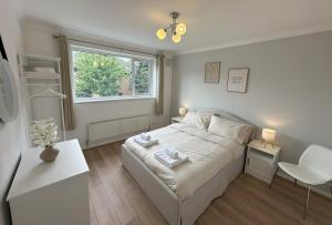 2-Bed Flat in Northwood Hills - Free Parking