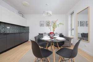Elegant Apartment Szafrańców in Warsaw with Parking by Noclegi Renters