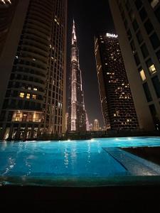 Private room in 3BR Ultra-Luxury-High-Rise Apartment next to BURJ KHALIFA, DUBAI MALL