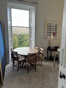 Charming 2 bedroom flat near central Edinburgh