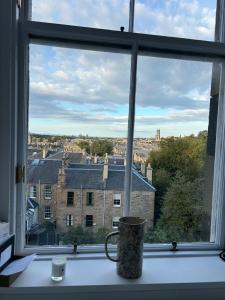 Charming 2 bedroom flat near central Edinburgh