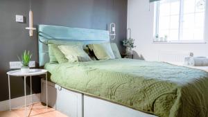 Vibrant 2-Bed Apartment 1 Min Walk to Tube Central London Base Free WiFi