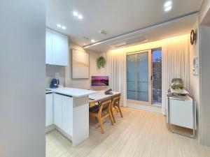 Chic Stay 홍대 합정 명동 # 최대7인 # 신축 엘리베이터 # 무료짐보관 # 무료주차