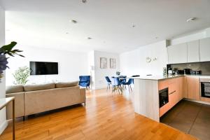 Host My Nest - 2 Bed with Parking by Thames