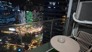 Luxury 2BR in Uptown Parksuites BGC Balcony & Prime location