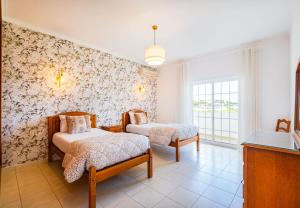 Villa Mina - Large house sleeps 9, walk to beach, golf and shops