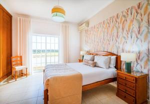 Villa Mina - Large house sleeps 9, walk to beach, golf and shops