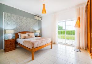 Villa Mina - Large house sleeps 9, walk to beach, golf and shops