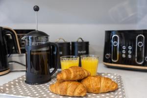 Canary House By RentMyHouse