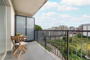 Bright Studio in Cracow with Desk and Bathtub by Noclegi Renters