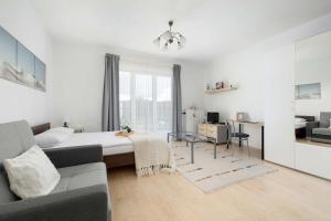 Bright Studio in Cracow with Desk and Bathtub by Noclegi Renters