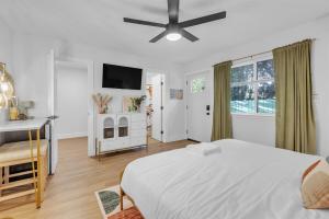 Modern Studio Unit Near Downtown, King Bed, WiFi