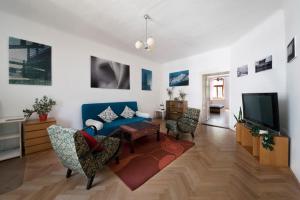 Stylish 90m2 2-Bedroom Apartment in Brno Centre with Balcony & Workspace