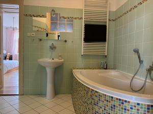 Stylish 90m2 2-Bedroom Apartment in Brno Centre with Balcony & Workspace