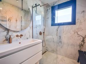 Appartement lumineux, 4 pers, terrasse, 700m centre et télécabine, WiFi, parking, draps inclus - FR-1-684-16