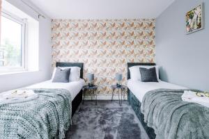 Stylish 4 BR House - Parking, Wi-Fi, Kitchen