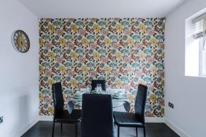 Stylish 4 BR House - Parking, Wi-Fi, Kitchen