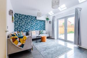 Stylish 4 BR House - Parking, Wi-Fi, Kitchen