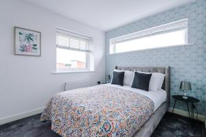 Stylish 4 BR House - Parking, Wi-Fi, Kitchen