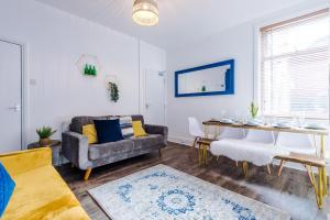 Spacious 4BR Home with 3 Baths, Manchester Stay