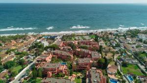 Beachfront apartment with terrace, pool and tennis court in Costabella, Marbella