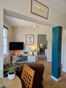 West Street Views 2 - Central apartment with home office