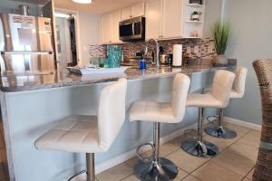 Oceanfront Condo - Balcony Views & Beach Access