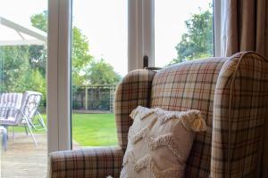 Spacious 3-Bed Bungalow with Parking in Pensby by Rework Accommodation